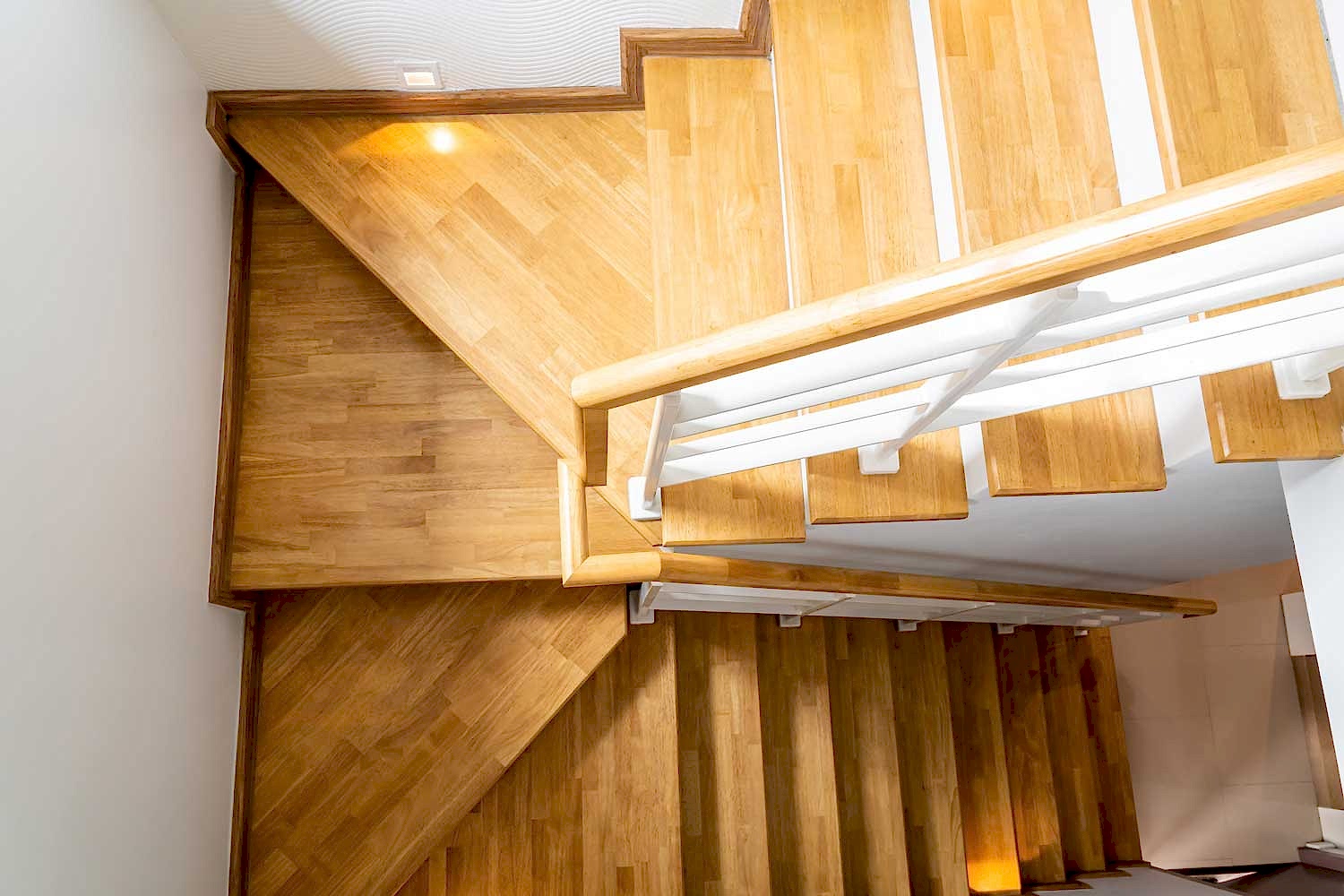 vecteezy_beautiful-wood-stairs-step-at-home_2992773